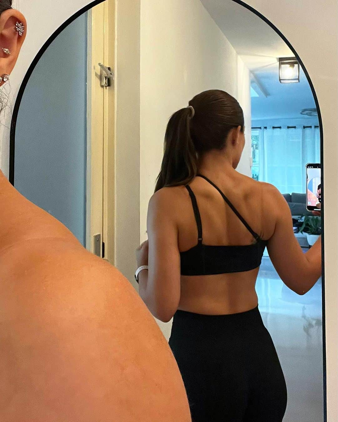 Dutchさんのインスタグラム写真 - (DutchInstagram)「Last week🫶🏼💕 photodumps are always fun to look back at!😍 we make pictures of everything and it honestly never fails🥰👇🏽: - 1️⃣ body progress of the last few weeks. Have been feeling so much more centered and strong since I’ve been testing to eat without gluten. Only thing that’s left is a blo0d test so I know for sure I’m intolerant. 👩🏻‍⚕️🧪  2️⃣ outside workouts, t!ddies out and double chins😂🫶🏼 we’re both working on our cardio and it’s way more fun to do that outside with circuit training! 3️⃣ my weeks are hectic sometimes so yes I can fall asleep anywhere🙃. 4️⃣ have to get used to it but the new hair is stayin! Basically my own hair color but what it is in winter😜. 5️⃣ daily walks, minimum of 6k steps⚡️. 6️⃣ last few meets with my brother bc he’s moving to Mexico for 4 years💕🫶🏼. 7️⃣ behind the scene of my Friday faves, this walking pad is amazing. I use it for my step count when I’m workin behind my desk as well. 8️⃣ outfit check when the sun was still shining in Amsterdam and we actually had a little bit of summer😩. 9️⃣ my body is adapting to all the new workouts so well, seeing some good changes already 💪🏽. 🔟 okay y’all gonna see my wake up head but HAD to post this one😂 Maya and Luís are so attached, little stalkers are next to me the moment I wake up🥹😍. - #photodump #mylife #fitness」7月25日 1時18分 - nochtlii