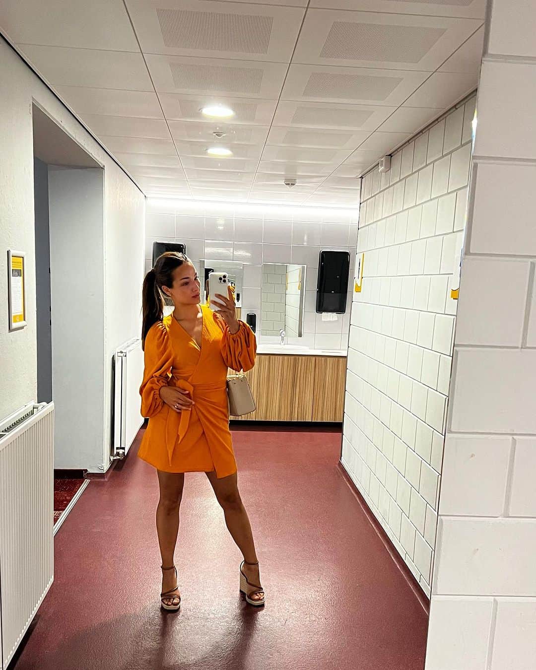 Dutchさんのインスタグラム写真 - (DutchInstagram)「Last week🫶🏼💕 photodumps are always fun to look back at!😍 we make pictures of everything and it honestly never fails🥰👇🏽: - 1️⃣ body progress of the last few weeks. Have been feeling so much more centered and strong since I’ve been testing to eat without gluten. Only thing that’s left is a blo0d test so I know for sure I’m intolerant. 👩🏻‍⚕️🧪  2️⃣ outside workouts, t!ddies out and double chins😂🫶🏼 we’re both working on our cardio and it’s way more fun to do that outside with circuit training! 3️⃣ my weeks are hectic sometimes so yes I can fall asleep anywhere🙃. 4️⃣ have to get used to it but the new hair is stayin! Basically my own hair color but what it is in winter😜. 5️⃣ daily walks, minimum of 6k steps⚡️. 6️⃣ last few meets with my brother bc he’s moving to Mexico for 4 years💕🫶🏼. 7️⃣ behind the scene of my Friday faves, this walking pad is amazing. I use it for my step count when I’m workin behind my desk as well. 8️⃣ outfit check when the sun was still shining in Amsterdam and we actually had a little bit of summer😩. 9️⃣ my body is adapting to all the new workouts so well, seeing some good changes already 💪🏽. 🔟 okay y’all gonna see my wake up head but HAD to post this one😂 Maya and Luís are so attached, little stalkers are next to me the moment I wake up🥹😍. - #photodump #mylife #fitness」7月25日 1時18分 - nochtlii