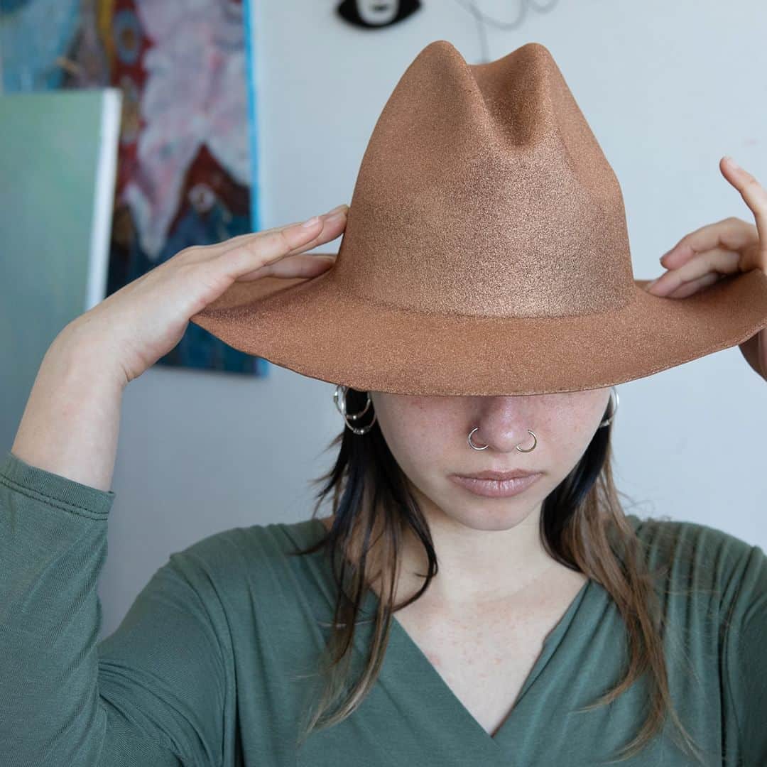 のインスタグラム：「Ralph the unconventional crown. 𝟐𝟎% 𝐎𝐅𝐅 on summer styles, until 10th august 2023.  Carpe diem and shop at reinhardplank.it  #reinhardplank #hatmaker #summer2023 #hat #summersale #sale」