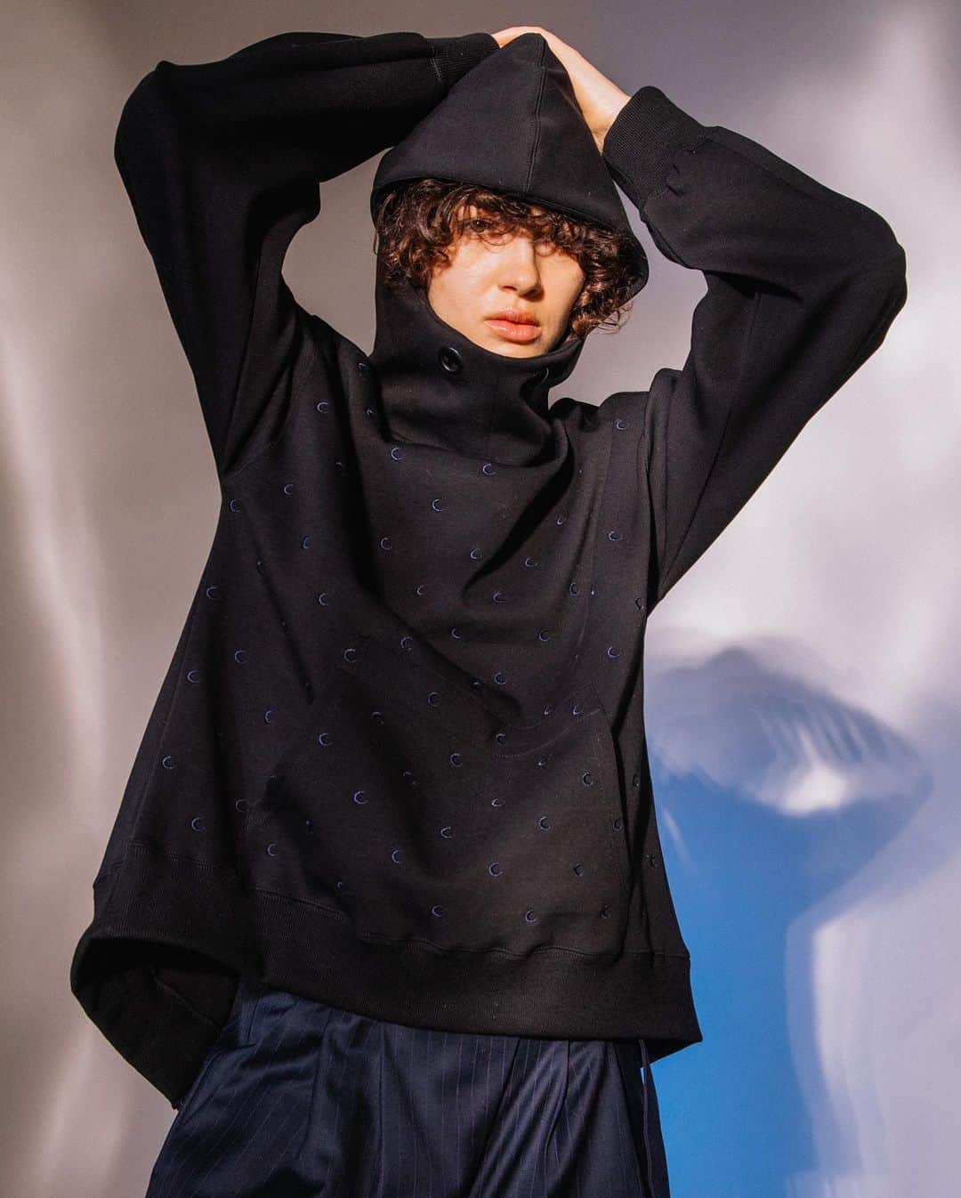 AULA AILAさんのインスタグラム写真 - (AULA AILAInstagram)「【2023 FALL & WINTER COLLECTION】  MONOGRAM EMBROIDERY HOODIE COLOR BLACK SIZE 0 ¥20,900  ✔️AULA AILA OFFICIAL WEB STOREにて予約受付中」7月25日 1時31分 - aulaaila_official