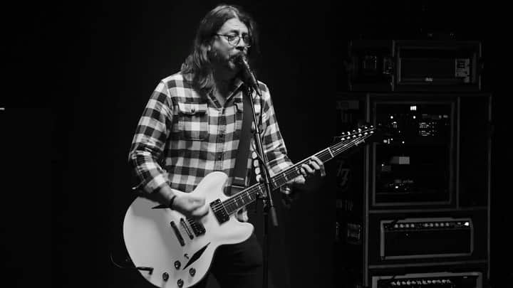 フー・ファイターズのインスタグラム：「‘Under You’ recorded earlier this year from tour rehearsals is out now. Watch the full performance at the link in bio.   The new album, ‘But Here We Are,’ is out now at the link in bio.」