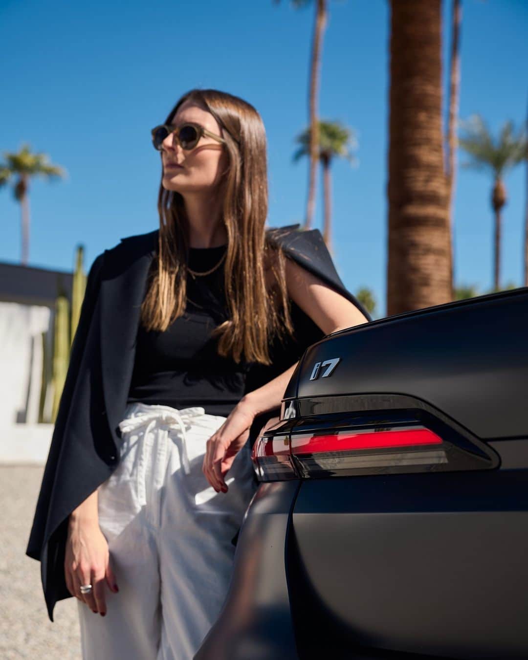 BMWのインスタグラム：「Making memories ⚡  #BMW #BMWRepost @brittareineke @fabian_kirchbauer @weareellectric  The BMW i7.  #ThisIsForwardism #THEi7  __ BMW i7 xDrive60: Combined power consumption: 19.6–18.4 kWh/100 km. Combined CO2 emissions: 0 g/km. Electric range: 590–625 kilometers. All data according to WLTP. Further info: www.bmw.com/disclaimer」