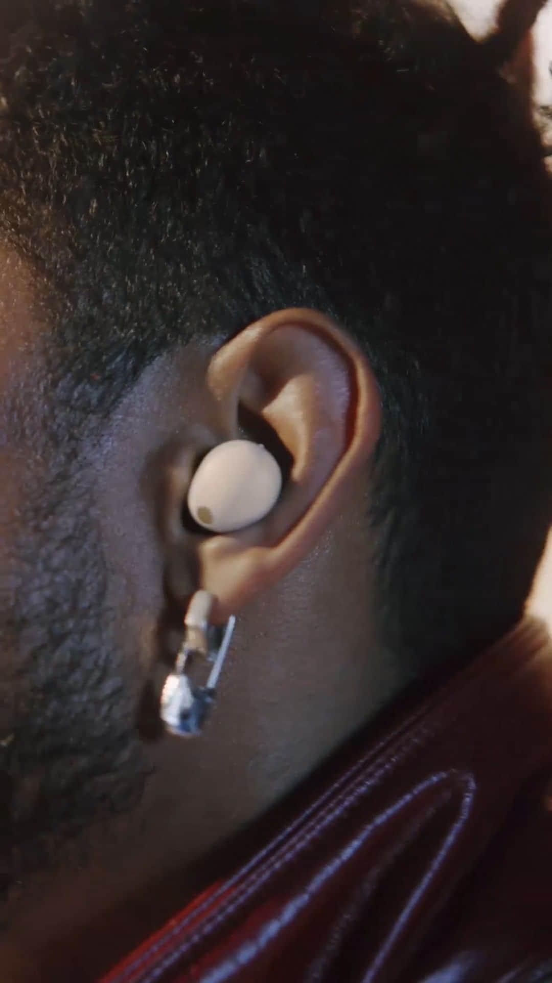 のインスタグラム：「The best noise cancelling earbuds for the best new music. Sony WF-1000XM5 Truly Wireless Earbuds & Miguel transport you with hi-resolution and a sleek new design. #SonyHeadphones #ForTheMusic」