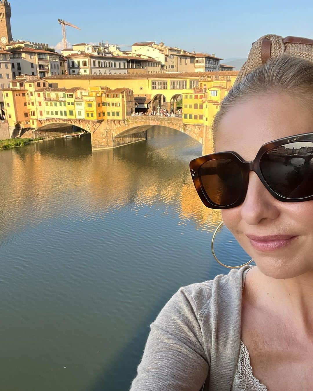 サラ・ミシェル・ゲラーのインスタグラム：「It’s time to leave Florence for the next part of our adventure (second picture is me trying not to cry) Thank you @lungarnocollection for such an incredible stay (and filling our room with family pictures) It felt like I was living in the movie Hannibal (in all the good ways)」