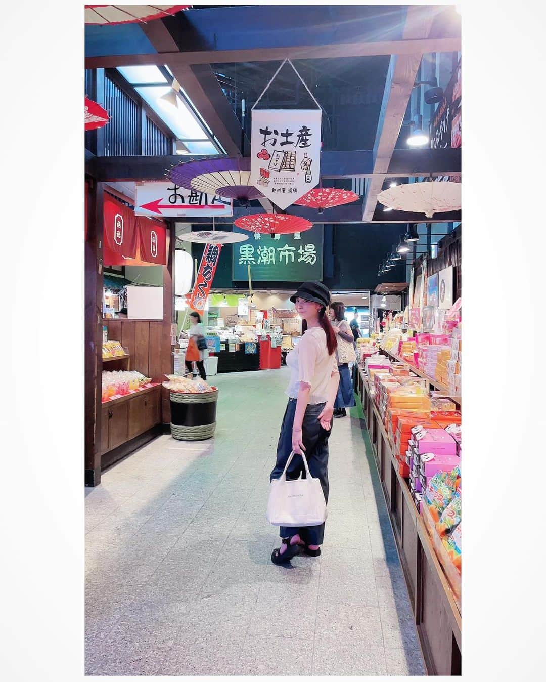 田中良子さんのインスタグラム写真 - (田中良子Instagram)「#黒潮市場 で食べた #ごろごろメロンソフト と #ごろごろ桃ソフト がおいしすぎた #🍈 #🍑🍑」7月25日 2時05分 - tanakaryoko102
