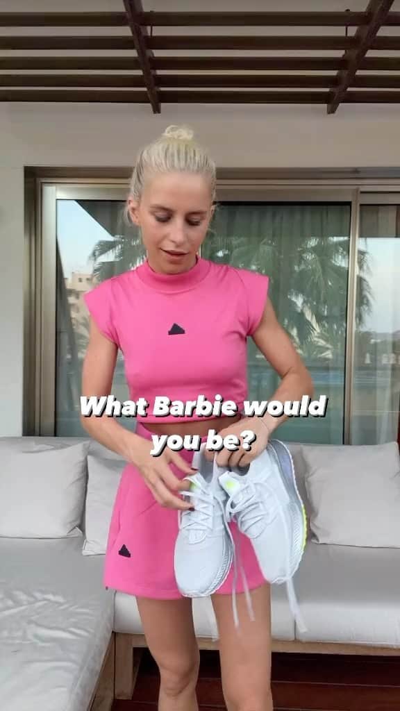 キャロライン・ダウルのインスタグラム：「Anzeige // holiday Barbie 🤝🏻 sporty Barbie 💅🏼💅🏼💅🏼 @adidas look via @sportscheck #adidassportswear」
