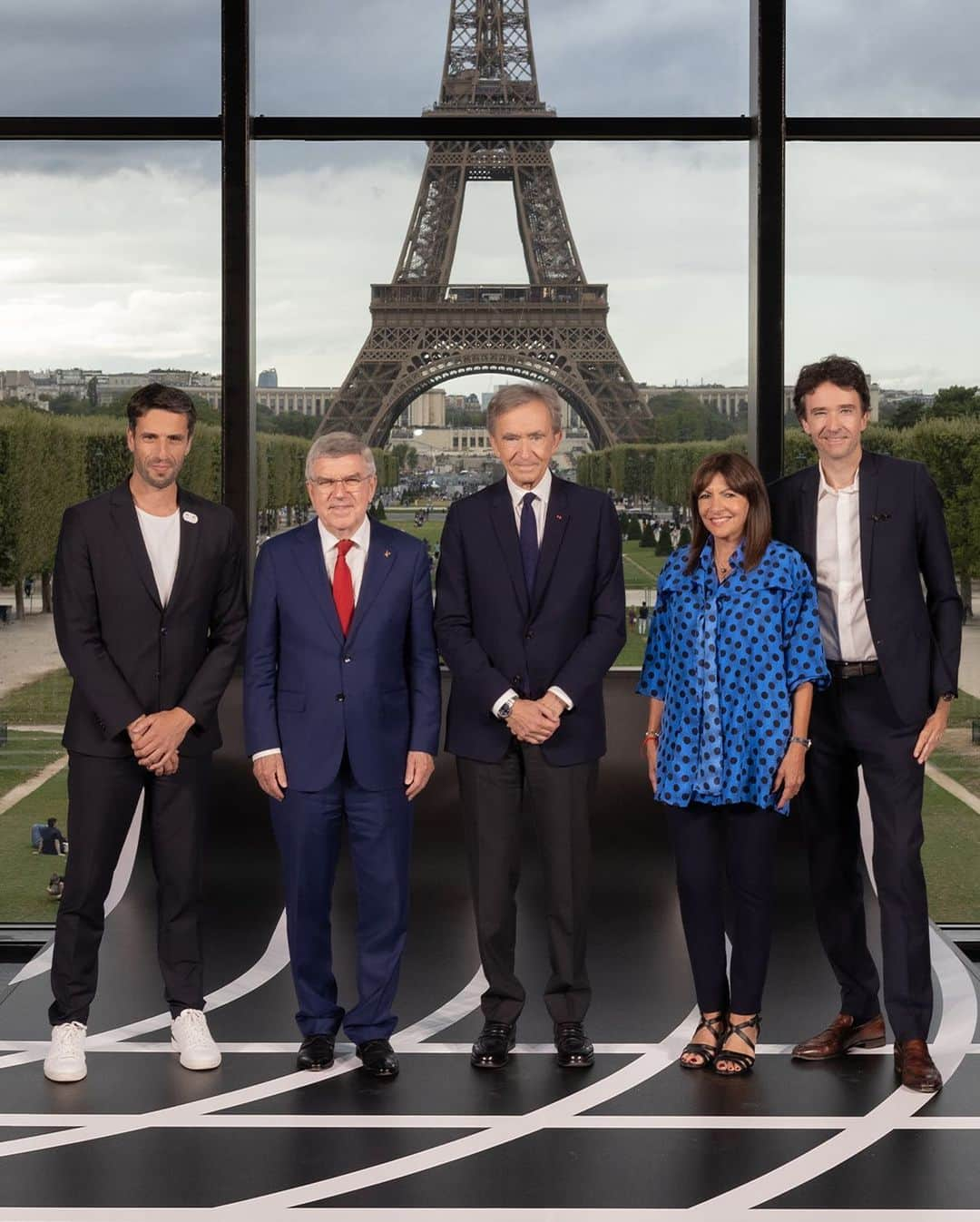 LVMHのインスタグラム：「Exactly one year ahead of the Olympic and Paralympic Games @paris2024, LVMH is proud to become a Premium Partner of this global event. The Group's primary vocation, that of “Crafting Dreams”, thus echoes the vision carried by Paris 2024.  “This unprecedented partnership with the Paris 2024 Olympic and Paralympic Games will contribute to heightening the appeal of France around the world. It was only natural that LVMH and its Maisons be part of this exceptional international event. The values of passion, excellence and inclusion championed by high-level sports are cultivated each day by our teams, motivated by an unwavering desire to surpass limits. Sports is a tremendous source of inspiration for our Maisons, which will unite creative excellence and athletic performance by contributing their savoir-faire and bold innovation to this extraordinary celebration.” - Bernard Arnault, Chairman and Chief Executive Officer of LVMH.  —  À exactement un an des Jeux Olympiques & Paralympiques de @paris2024, LVMH est fier de devenir Partenaire Premium de cet évènement planétaire. La vocation première du Groupe, celle de Savoir Faire Rêver, fait ainsi écho à l’ambition portée par Paris 2024.  « Ce partenariat inédit avec les Jeux Olympiques et Paralympiques de Paris 2024 va contribuer à faire rayonner la France dans le monde entier. Il était naturel que LVMH et ses Maisons s’associent à ce grand rendez-vous international. Les valeurs de passion, d’excellence et d’inclusion que promeut le sport de haut niveau sont celles que cultivent au quotidien nos équipes, guidées par le désir constant de repousser leurs limites. Le sport représente une source d’inspiration infinie pour nos Maisons qui auront à coeur de faire rimer excellence créative et performance sportive en mettant leur savoir-faire et leur audace au service de cette célébration exceptionnelle. » - Bernard Arnault, Président-directeur général de LVMH.  #LVMH #Paris2024 #ArtisanDeToutesLesVictoires」