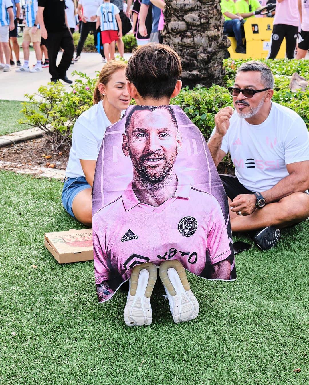 GQさんのインスタグラム写真 - (GQInstagram)「The GOAT took the pitch in Miami with @kingjames, @kimkardashian, and @davidbeckham in attendance. See what it was like to go inside @leomessi’s debut at the link in bio.   Story by @treswritesstuff Photographs by @blackliger_」7月25日 2時22分 - gq