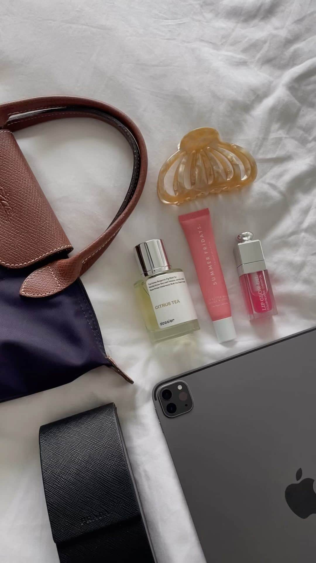 ノラ・フラットレーのインスタグラム：「what’s in my bag at all times😽  of course I gotta have my @dossierperfumes on me🤍  use code norah5 for a discount on your fav perfume!」