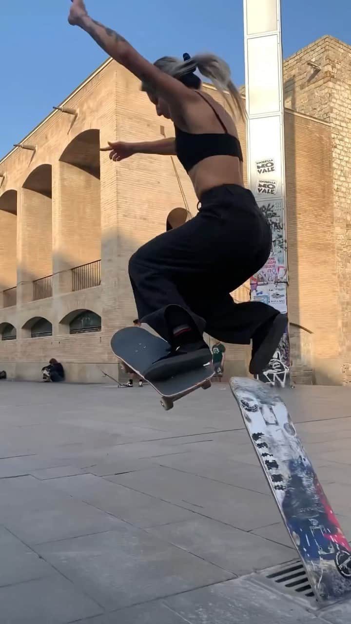 MACBA LIFEのインスタグラム：「Style 4 miles! @azulain  📱 @dandarapedraza  Tag us to be featured 👉🏽#macbalife 👈🏽 -———————— #RESPECTTHEPLAZA #macba #skate #skateboarding #barcelona #bcn #skatebarcelona #skatelife #barceloka #skateboard #metrogrammed #skatecrunch #skategram #thankyouskateboarding #❤️skateboarders」