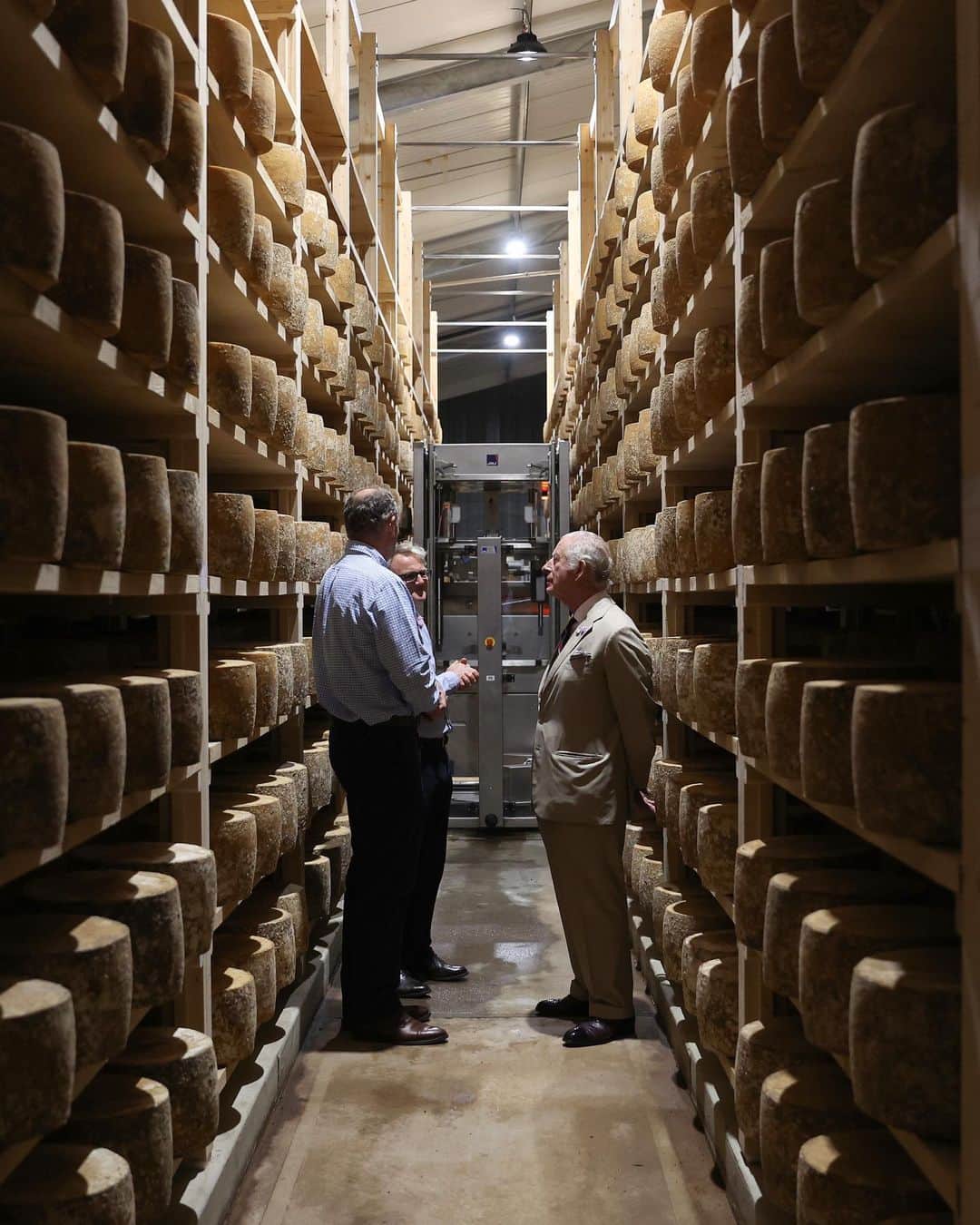 ロイヤル・ファミリーのインスタグラム：「Today The King has been in Lincolnshire!  🧀 At Lincolnshire Poacher Cheese farm, His Majesty watched the cheese milling process during a tour of the site, which has been run by four generations of the same family since 1918.  The farm began dairying in 1970 and today all the milk produced on the farm, apart from a small quantity bottled and sold at Farmers Markets, is turned into Lincolnshire Poacher Cheese. 🐄   Read more on royal.uk (link in bio).」