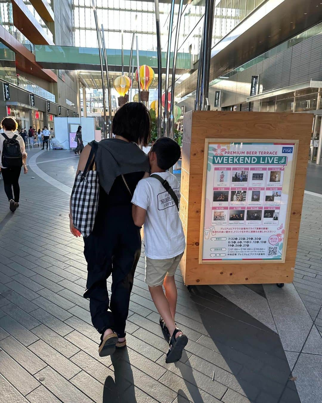 高橋志津奈さんのインスタグラム写真 - (高橋志津奈Instagram)「夏休みだと平日ももちろん子供がいたりするわけで😅 . 突然の約束で午後から二子玉へ . カフェでランチして、仕事の話もして、公園で遊んで。 暑くたって楽しいから外でも遊ぶよね子供は😂 . #2023なつやすみ」7月25日 2時46分 - shizunan