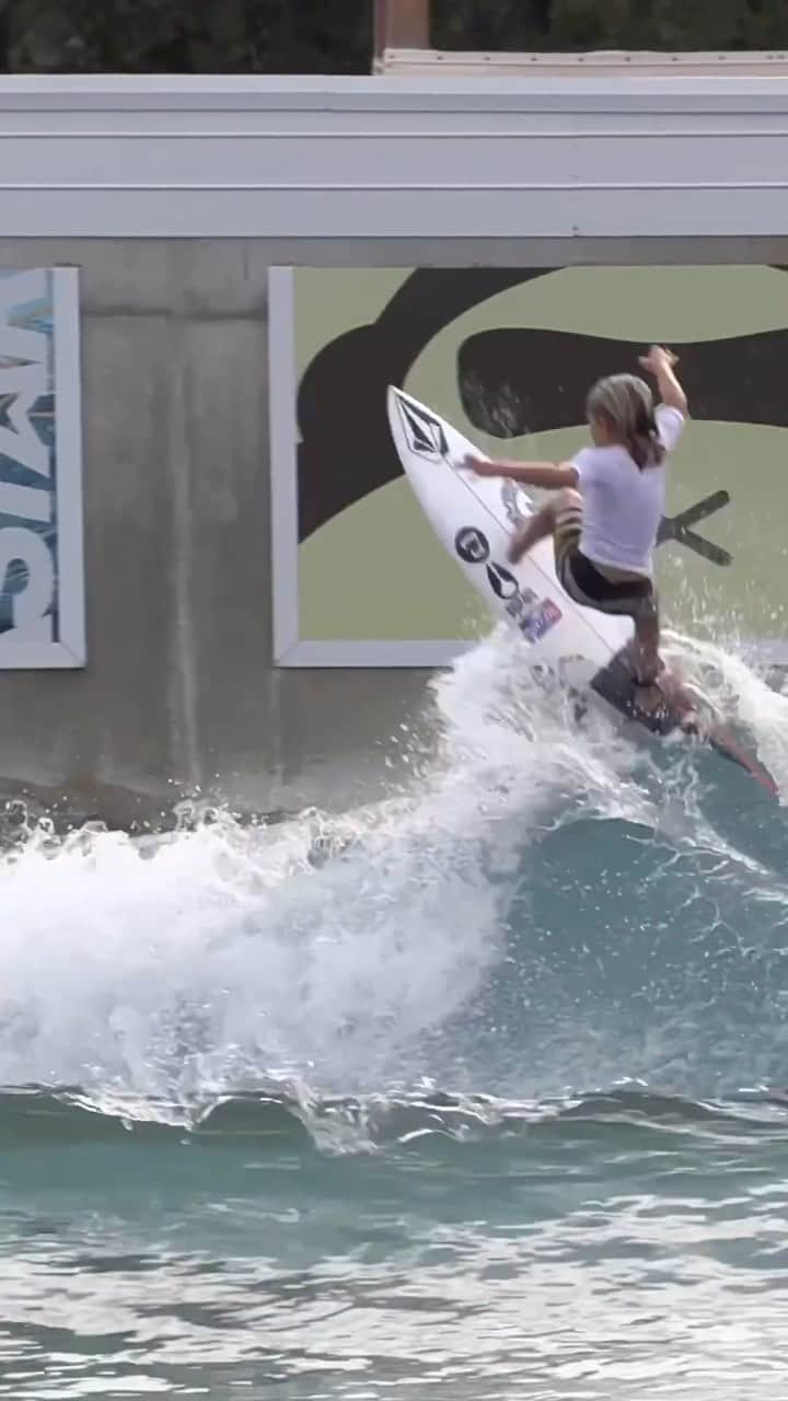 surflineのインスタグラム：「School may be out, but class is very much in session! 8 year old @beachandzacky punting a man sized slob grab in the pool. 🎥 @gwavesnewps @robhensonsurfshots @wacosurf_tx」