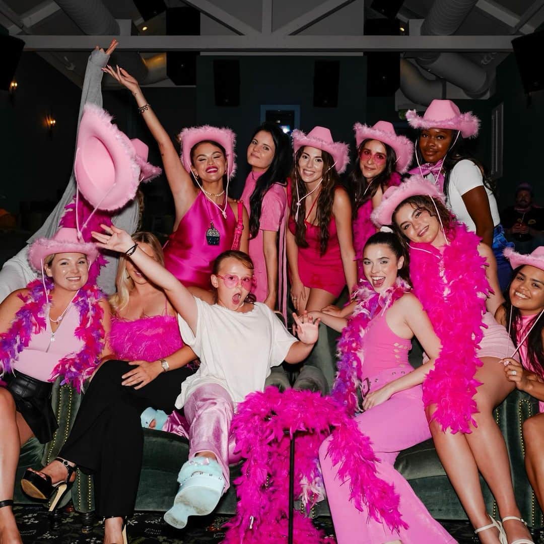 セレーナ・ゴメスさんのインスタグラム写真 - (セレーナ・ゴメスInstagram)「On Wednesdays we wear pink @huntermoreno 📸」7月25日 2時53分 - selenagomez