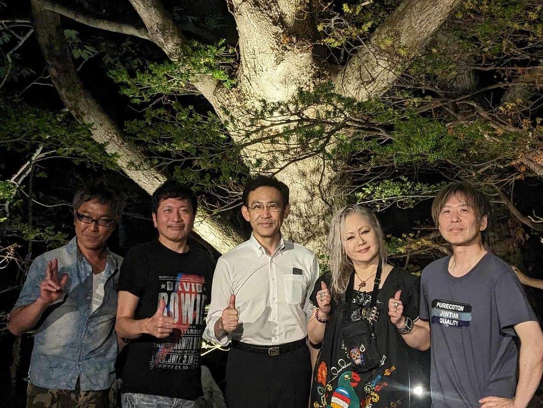 JILLのインスタグラム：「最高のライブ後BBQ💕 昨年の函館旅行で知り合った 大泉潤 函館市長。  BBQや宿泊などで大変お世話になった 橋谷さん。  同じく昨年も同様にお世話になった 十字屋菅原さん。  たくさんのお知り合いと出会えた 函館❣️最高👍 毎年ライブしましょう。 再度訪れた阿さ利のすき焼きは超美味しかったです🙏  次は、名古屋、大阪なり。  #大泉潤  #十字屋  #阿さ利本店  #坂井鮮魚店  #8月04日_名古屋ダイアモンドホール #8月05日_大阪クラブクワトロ —————————————- PERSONZ「I AM THE BEST TOUR」 6月18日_高知県立県民文化ホール グリーンホール 6月24日_札幌CUBE GARDEN 7月02日_ヒューリックホール東京 7月22日-仙台rensaホール 7月23日_函館金森ホール 8月04日_名古屋ダイアモンドホール 8月05日_大阪クラブクワトロ 8月11日_新潟LOTS 8月12日_高崎芸術劇場スタジオシアター 8月26日_福岡電気みらいホール —————————————-  #jillpersonz  #personz  #youtubepersonzチャンネル #note  #jillpersonz  #エアプレ #JILLプレ #ラジオ高崎 #三味線JILL屋」