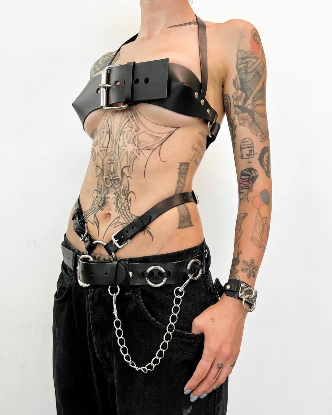 ZANA BAYNEのインスタグラム：「The Bare Essentials 🌹   Sarah wears the Halter Buckle Bra, Alex Thong, Woven Ring Belt, and Choker Cuffs (1.25”)  Made in Los Angeles, available exclusively online」