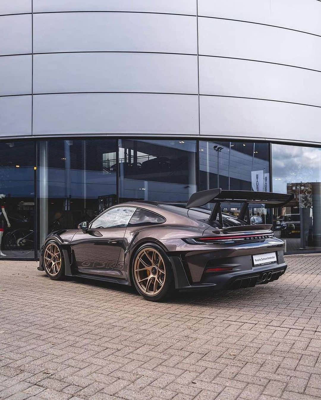 CarsWithoutLimitsのインスタグラム：「Antharcite Brown Metallic 992 GT3RS 📸 @porschecentrumamsterdam   #carswithoutlimits #porsche #gt3rs #porschegt3rs #992gt3rs #pts #porschepts」