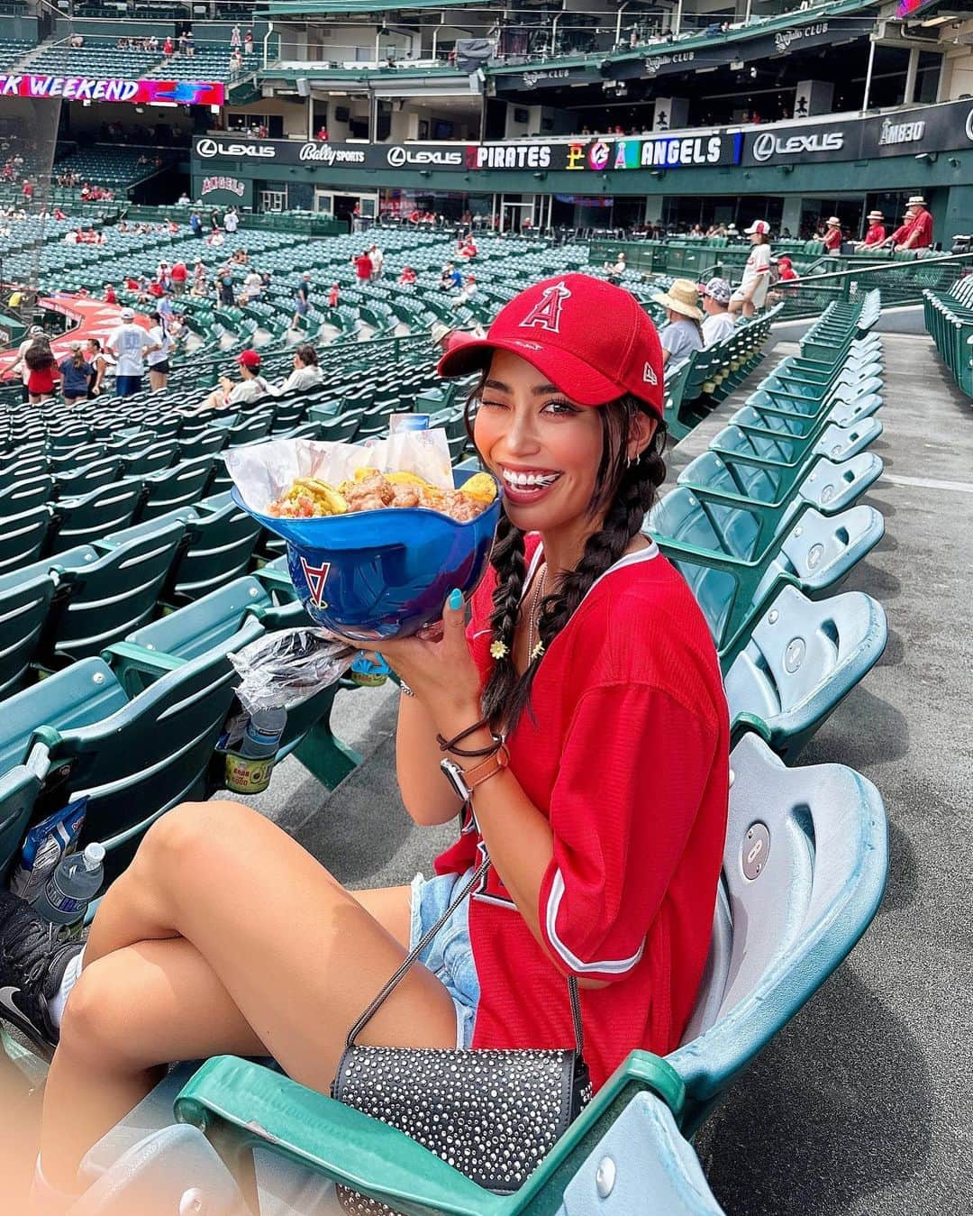 SÜMIREのインスタグラム：「. Super high calorie nachos 🤯🔥 . #エンゼルス#大谷翔平#野球#野球観戦#メジャーリーグ#海外旅行#LA旅行#ロサンゼルス#カリフォルニア#ナチョス#mlb#losangelesangels#angels#baseball#LA#travel#nachos」