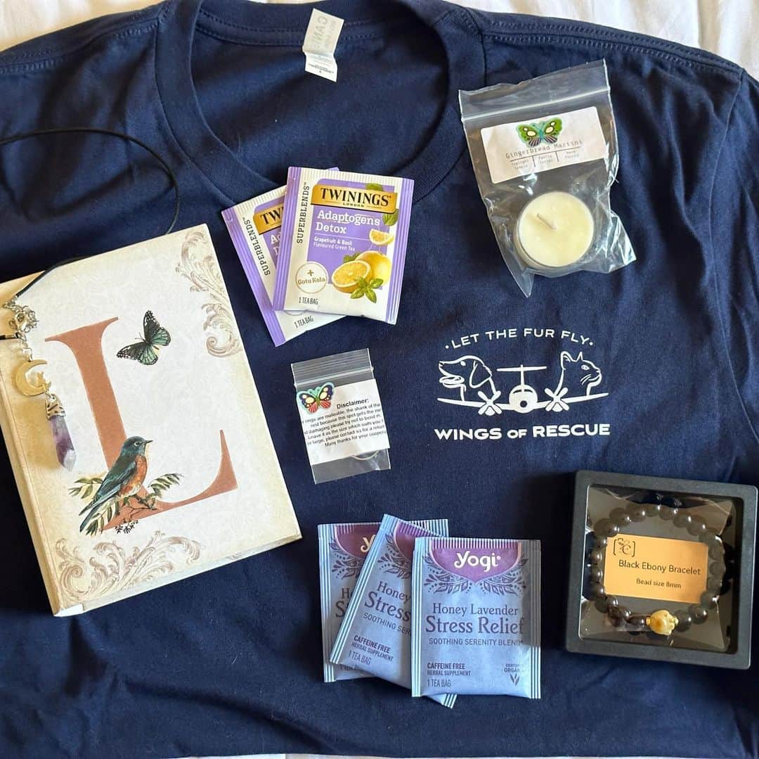 のインスタグラム：「A big thank you to @birget810 for the most thoughtful gifts. A donation to @wingsofrescue in Lou's name. They fly at risk shelter pets to safe havens. This beautiful box filled with all these very thought out gifts. A beautiful necklace representing Lou's adventures and beyond, with this amethyst crystal believed to release stress and help find balance. This sterling silver pinkie paw ring, in memory of Sophie, because she was wrapped around my little finger. This beautiful aromatic black ebony wood meditation bracelet which is said to have protective qualities, with a carved Bodhi tree root paw, in memory of Scot, who was a great cat dad. Rubbing the beads is like worry stones and creates a sense of calm. Included was a candle and her favorite herbal teas. Each gift was from various artists all over the world she carefully picked. The thought that went into this is touching. Thank you so much for including each of them through such special meaningful gifts. Thank you so much. 💗」