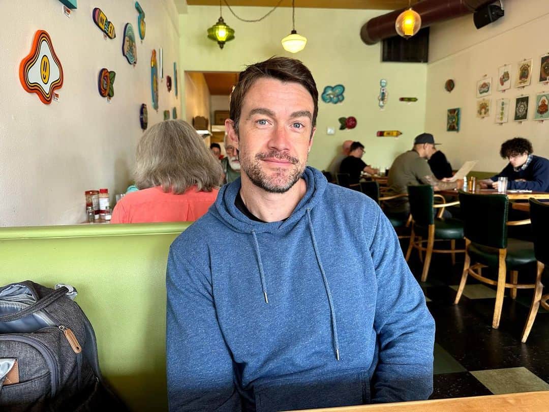 ロバート・バックリーのインスタグラム：「“do you think you can just do whatever you want because you have a hot beard and stupid blue eyes like the bottom of the dumb ocean?” -@jennywade romancing me」