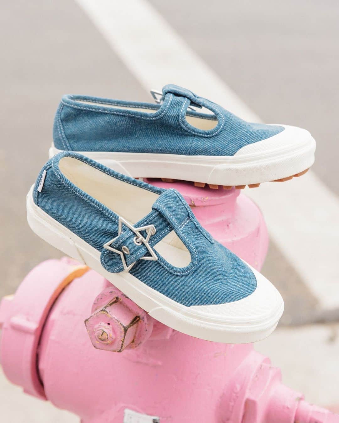 vans girlsのインスタグラム：「Felt cute, might keep stargazing forever in the Style 93. Hit the link in bio to shop.」