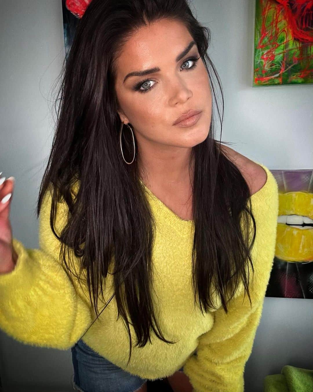 マリー・アヴゲロプロスのインスタグラム：「You’ll find me on the yellow brick road unless my GPS stops working ☀️  💄@novakaplan」