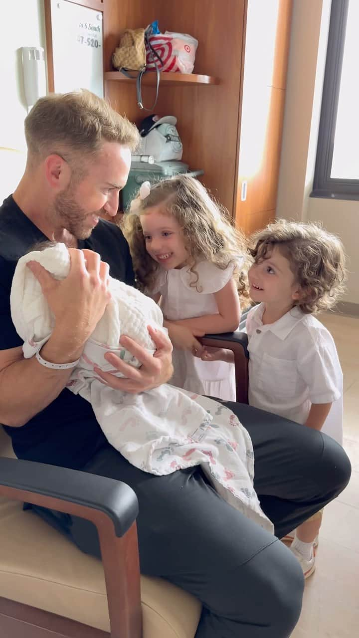 メリッサ・モリナロのインスタグラム：「Please meet the newest member of the family Sienna Carmela! London & Kingston could not wait to see their new cousin how precious are they🥹」