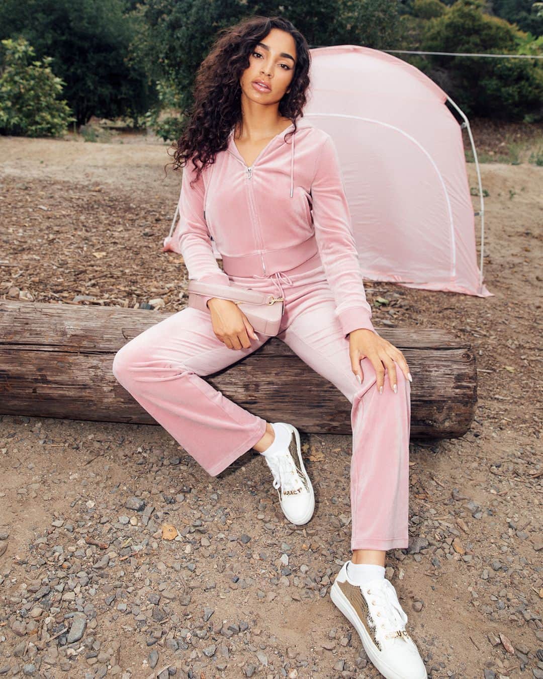 ジューシークチュールのインスタグラム：「Oh, you don't match your tent to your outfit? Can't relate. #JuicyCouture」