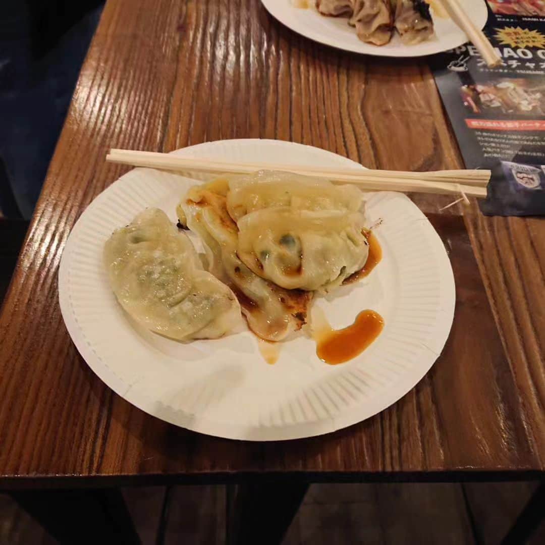 グレート義太夫のインスタグラム：「餃子食べ放題ライブへ。 お母ちゃんと息子君と、 #スペシャオ餃子バンド #川奈ゆう」