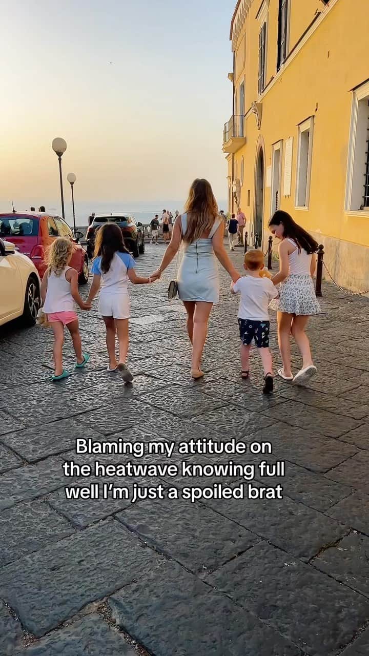 Anna Sacconeのインスタグラム：「Keeping up with my moods in this heat is a full time job 😌💅🏼 @jonathanjoly 😂 #spoiledbrat #heatwave #sorrentoitaly #italyvacation #moodswings #momof4 #mumof4 #sacconejolys #italianvacation #4kidsmama」