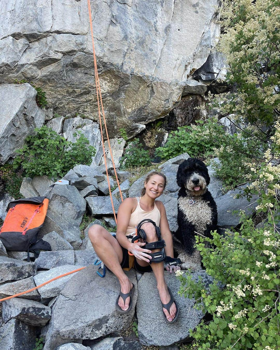 サッシャ・ディギーリアンさんのインスタグラム写真 - (サッシャ・ディギーリアンInstagram)「summertime beats   ☀️ 🧗‍♀️ 🌊 🐶  @blenders + @moosechaga  #feelslikesummer #tranquility #blenderseyewear」7月25日 3時43分 - sashadigiulian