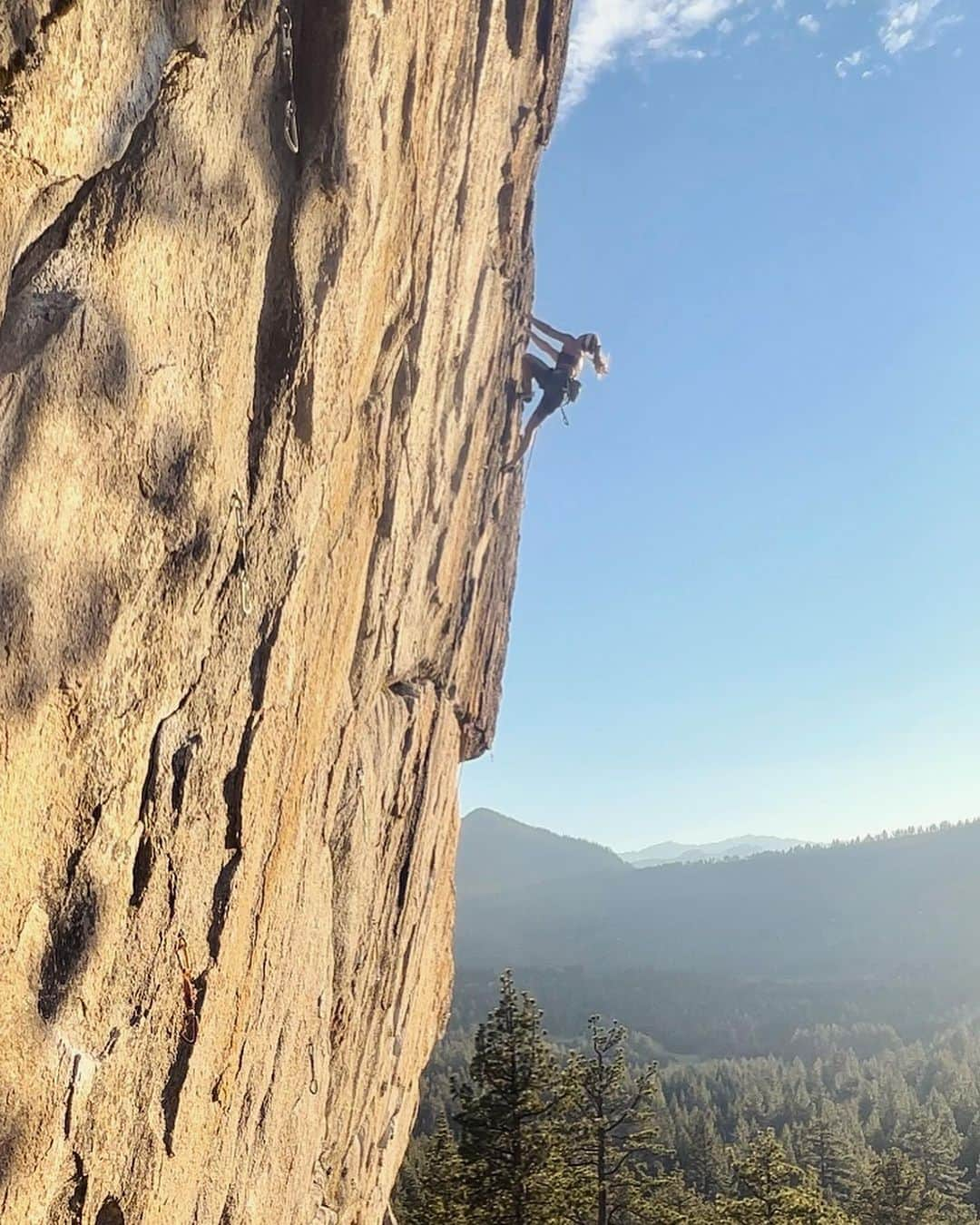 サッシャ・ディギーリアンのインスタグラム：「summertime beats   ☀️ 🧗‍♀️ 🌊 🐶  @blenders + @moosechaga  #feelslikesummer #tranquility #blenderseyewear」