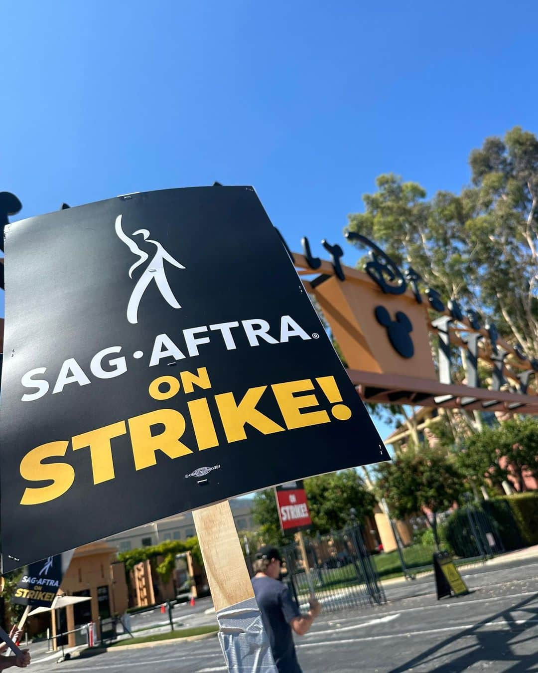 ヘイレイ・オランティアさんのインスタグラム写真 - (ヘイレイ・オランティアInstagram)「Proud of my union for standing strong! 🪧 #sagaftrastrike #unionstrong」7月25日 3時45分 - hayleyorrantia