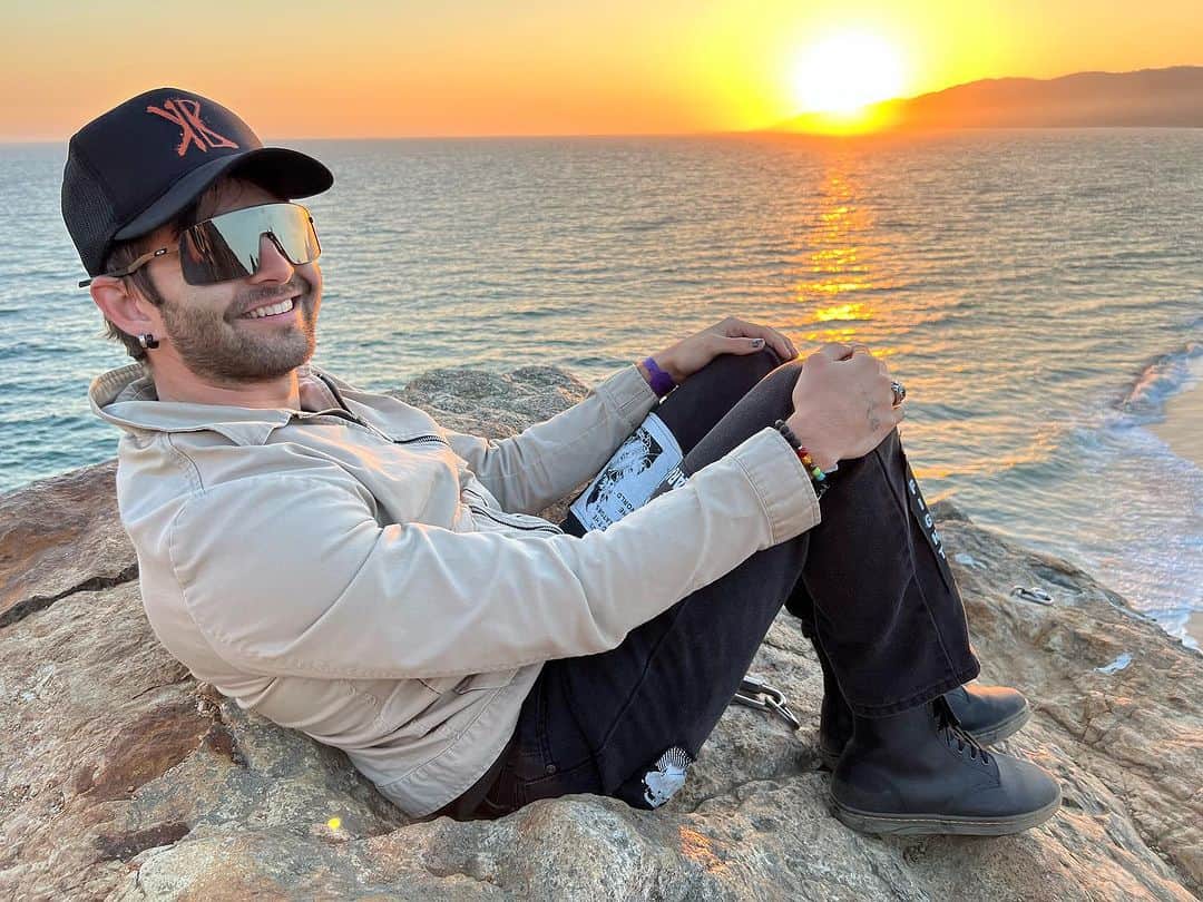 ジャック・グリフォーのインスタグラム：「Fighting for control is tiresome and it’s such an unachievable thing. Life has never been fair or easy and it never will be. There will be highs and there will be lows. Through them all, breathe, and ground to gratitude. It’s all happening so fast so don’t get caught up on the small things. Believe in you, believe in true love, forgiveness, and second chances.  Xo」