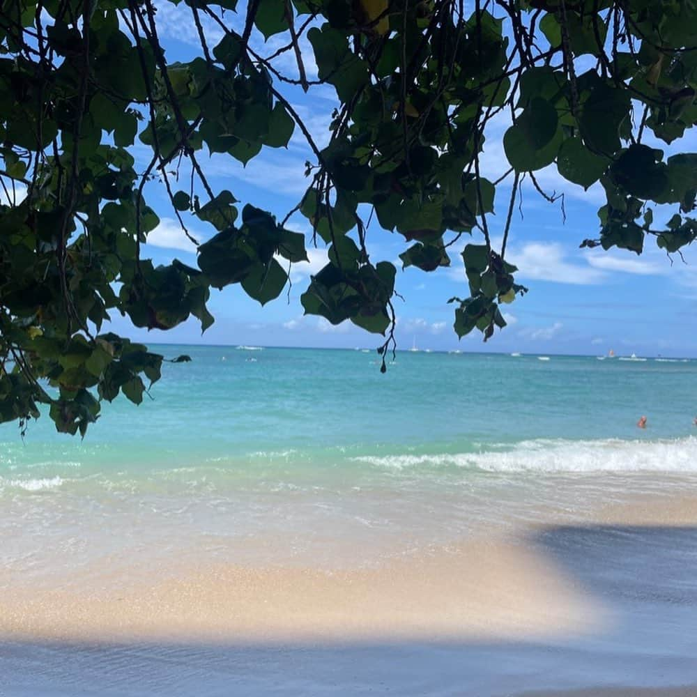 花音舞さんのインスタグラム写真 - (花音舞Instagram)「🔚🌺   Hawaiiの思い出記録。 楽しかったなー。 お付き合い頂きありがとうございました♡  日焼け…🧴したよ。 日傘も持たず、光合成したからね。 時にはバスタオル頭にのせたけど🙄🙄🙄  まだまだ暑い日が続きますが、皆様どうかお元気で🏖️  #hawaii  #honeymoon  #honolulu  #thankyou」7月25日 14時46分 - mai_kanon_official