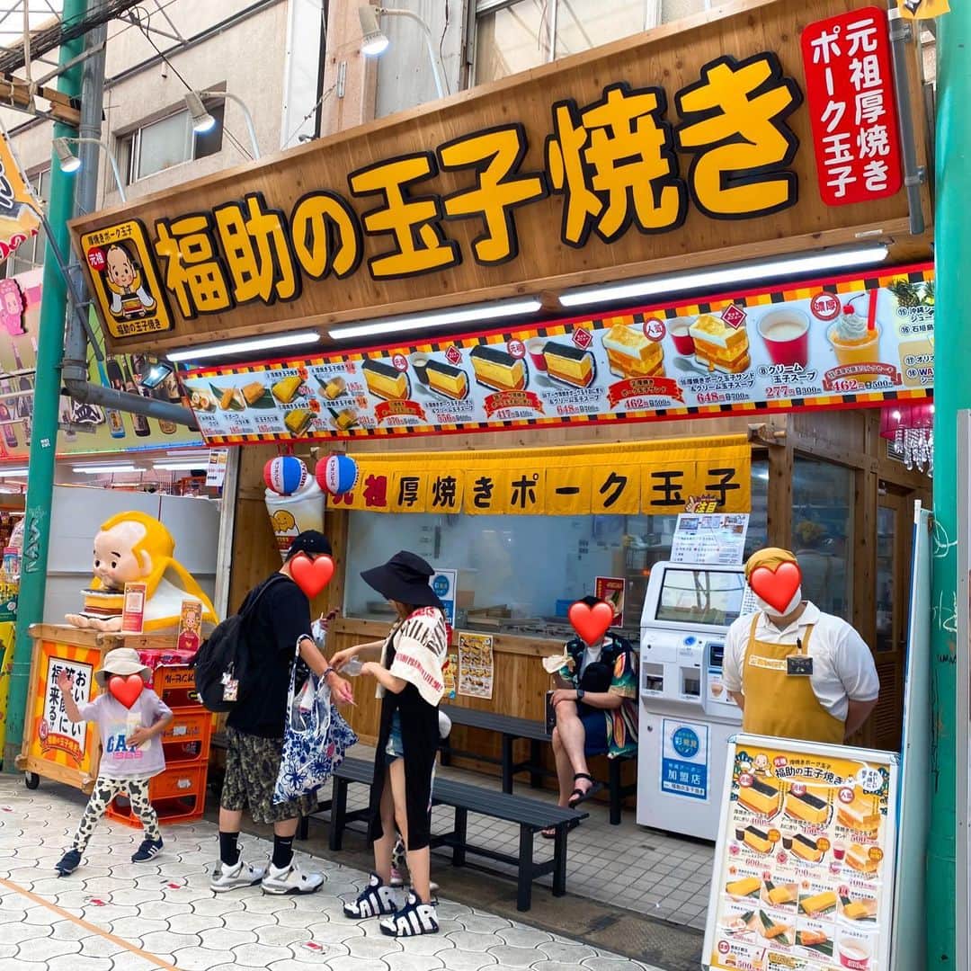 とぎもちさんのインスタグラム写真 - (とぎもちInstagram)「. 【沖縄旅行6日目 🇯🇵 오키나와】  ・福助の玉子焼き 分厚い卵焼きとスパムがご飯に挟まってて美味しい😍🥚 味玉フライも美味しすぎ💓  呉屋てんぷら屋のサーターアンダギーと天ぷら揚げたてでめちゃくちゃ美味しかった🫣💓 これはまた絶対行く。揚げ物食べたいならここ！！  ・ぱふぇんちゅ 豪華なインスタ映えパフェが種類色々！全種類コンプリートしたいくらい美味しいパフェだった😂💓 ここも毎回行きたいカフェ 💕  ・大玉チーズ10円パン 韓国で話題になった10円型のチーズが伸びるパン😍✨ お店の前でみんな伸ばしながら食べてた 🤣  #福助の玉子焼き #呉屋てんぷら屋  #呉屋 #ぱふぇんちゅ #大玉チーズ10円パン #10円パン #国際通り #国際通りグルメ #沖縄旅行 #沖縄グルメ #沖縄旅行 #후쿠스케노타마고야끼 #고야텐푸라야 #파펜추 #오다마10엔빵 #10엔빵 #오키나와 #오키나와여행 #오키나와맛집 #오키나와카페  #とぎもち沖縄 #とぎもち福助の玉子焼き #とぎもち呉屋てんぷら屋 #とぎもちぱふぇんちゅ #とぎもち10円パン #とぎもち大玉チーズ10円パン #とぎもちサーターアンダギー #とぎもち天ぷら #とぎもちパフェ」7月25日 14時39分 - togistagram