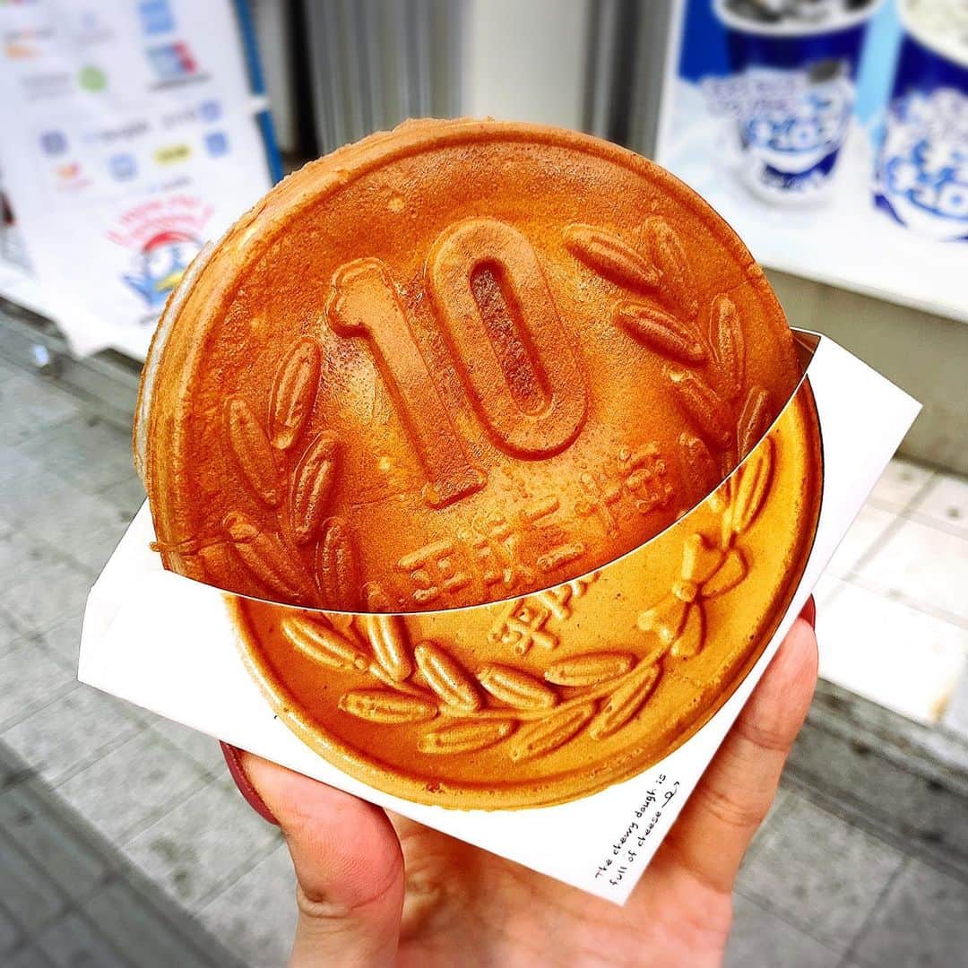 とぎもちさんのインスタグラム写真 - (とぎもちInstagram)「. 【沖縄旅行6日目 🇯🇵 오키나와】  ・福助の玉子焼き 分厚い卵焼きとスパムがご飯に挟まってて美味しい😍🥚 味玉フライも美味しすぎ💓  呉屋てんぷら屋のサーターアンダギーと天ぷら揚げたてでめちゃくちゃ美味しかった🫣💓 これはまた絶対行く。揚げ物食べたいならここ！！  ・ぱふぇんちゅ 豪華なインスタ映えパフェが種類色々！全種類コンプリートしたいくらい美味しいパフェだった😂💓 ここも毎回行きたいカフェ 💕  ・大玉チーズ10円パン 韓国で話題になった10円型のチーズが伸びるパン😍✨ お店の前でみんな伸ばしながら食べてた 🤣  #福助の玉子焼き #呉屋てんぷら屋  #呉屋 #ぱふぇんちゅ #大玉チーズ10円パン #10円パン #国際通り #国際通りグルメ #沖縄旅行 #沖縄グルメ #沖縄旅行 #후쿠스케노타마고야끼 #고야텐푸라야 #파펜추 #오다마10엔빵 #10엔빵 #오키나와 #오키나와여행 #오키나와맛집 #오키나와카페  #とぎもち沖縄 #とぎもち福助の玉子焼き #とぎもち呉屋てんぷら屋 #とぎもちぱふぇんちゅ #とぎもち10円パン #とぎもち大玉チーズ10円パン #とぎもちサーターアンダギー #とぎもち天ぷら #とぎもちパフェ」7月25日 14時39分 - togistagram