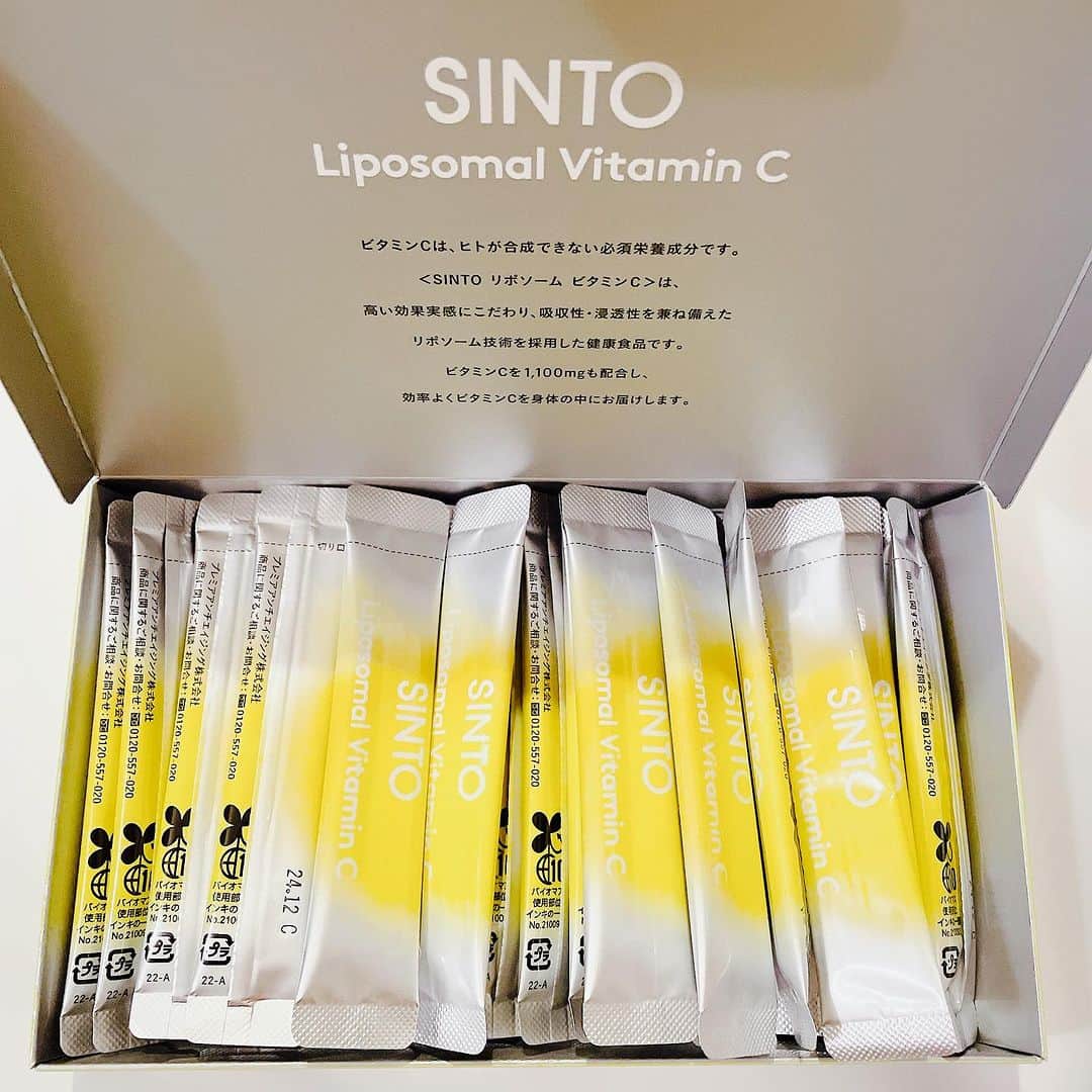 脇田唯さんのインスタグラム写真 - (脇田唯Instagram)「🍋  美容への悩みにアプローチする「SINTO リポソーム ビタミンC」  👆🏻皆さん、夏バテ大丈夫ですか？ 冬はミカンとか食べるけど、夏は汗もかくし、ビタミン補給も忘れがちに・・・💦  そんな時、手軽にビタミンがとれるサプリ！ 粉でそのままでも飲めるし、水とかに溶かしてもok！  味も美味しいからオススメ。  業界最高レベル＊のリポソームビタミンＣ配合。  SINTO リポソーム ビタミンCは1100㎎と高含有・高濃度。 リポソーム技術により吸収率は低下することなく摂取できるので、 効率よくビタミンCを摂取できます。  水に溶かしても、そのまま食べてもおいしい『ルビーレモン味』です。  ----------- 【 SINTO リポソーム ビタミンC 】 30回分（1日1包を目安に摂取）    ＊リポソームVC含有健康食品として(一日目安量あたり、2022年8月時点、自社調べ)  PR @sinto_pr #ビタミンC #リポソームビタミンC #SINTOリポソームVC #サプリメント #SINTO」7月25日 14時40分 - post_yui