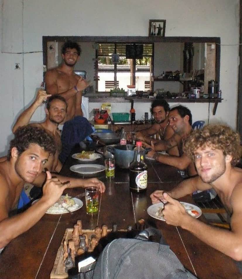 マーロン・テシェイラのインスタグラム：「—- A dose of nostalgia with special people in a very special place. 🌴🍀🌞🌊 —-  2010 was when my biggest dream of a boy come true. Surf the perfect Indonesian waves.  In my innocence as a boy, a dream that would never come true and still today always my biggest wish.  W/ @motta_max @marcelofreirenoronha Bin, salin & Pena. 🙌🙏🙌  — Uma dose de nostalgia com pessoas especiais em um lugar mais que especial. 🌴🍀☀️🌊 #AsuIsland —-  2010 foi quando realizei meu grande sonho de menino. Surfar as perfeitas ondas da Indonésia. Na minha inocência de menino, um sonho que jamais realizaria e ainda hoje sempre meu maior desejo.   —- 🎩..Peace&Light…🍀 —-   #IndoDreams #GoodFriends #GoodPeoples #GoodMemories #Asu #Paradise #GoodVibesOnly」