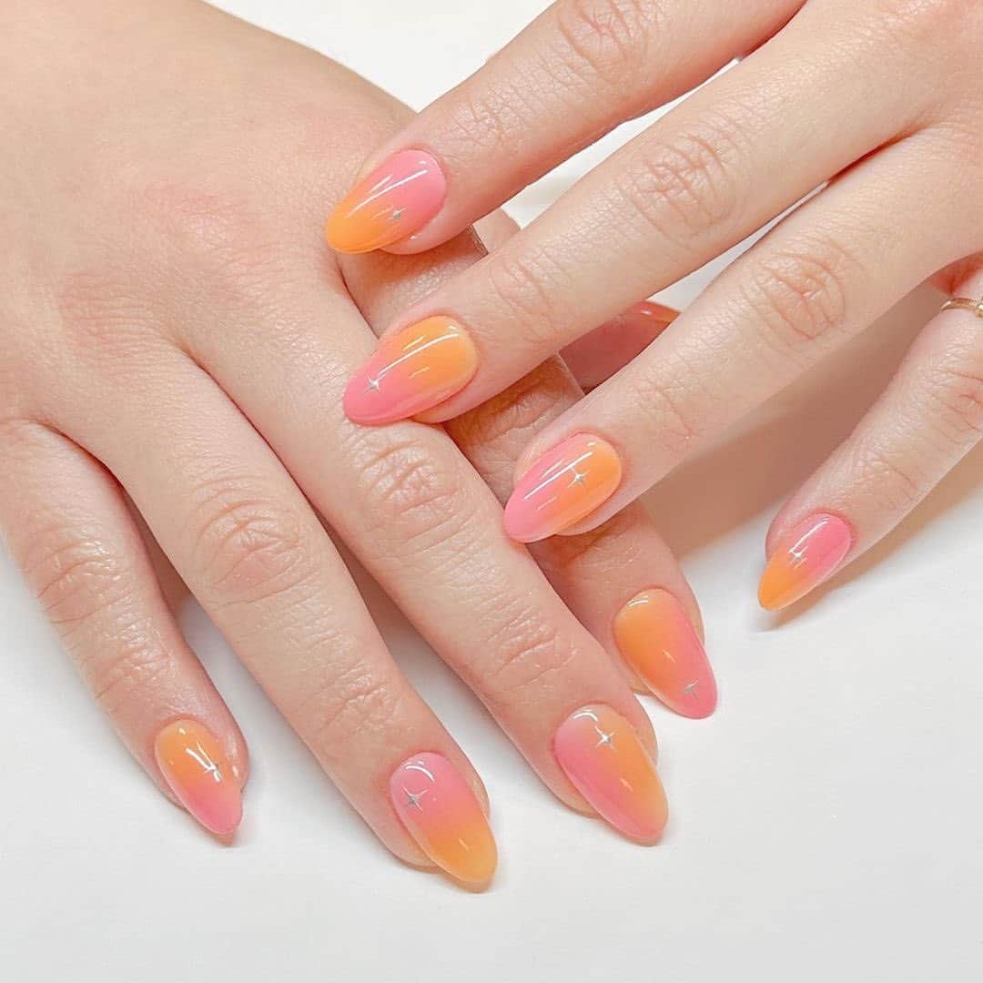 ELLE JAPANさんのインスタグラム写真 - (ELLE JAPANInstagram)「【サンセットネイル🌞✨】 オレンジをベースにしたオンブルネイルで夏っぽさを演出⛱️ ピンクやイエローのグラデーションが、夏の夕暮れを思わせるロマンティックカラー🥰 縦のグラデもかわいいし、爪の中心からじゅわっとにじむようなグラデもおすすめ🌈 自分らしい色の配分で楽しんで👍  regram from @oli.artnails @arya.dip.nails @heluviee @daniellesbeautystudio_ @glossy.studios @bycheznails   #ellebeauty #ellejapan #nails #manicure #nailsoftheday #notd  #セルフネイル #トレンドネイル #ネイルトレンド #shortnails #mani #マニキュア #sunsetnails #夏ネイル #ombrenails #ネイル部 #ネイル紹介 #サンセットネイル #ネイル好き #ポップネイル #ネイル好き #nailtrend #trendnails #cutenails #coolnails #オンブルネイル #summernails  #트렌드네일 ##그라데이션네일」7月25日 20時00分 - ellejapan_beauty