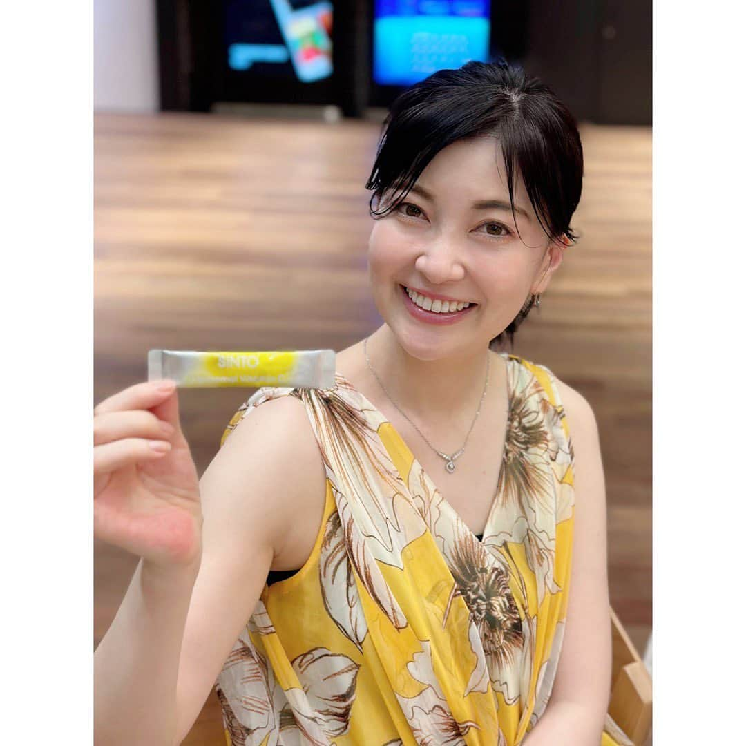 永末まゆさんのインスタグラム写真 - (永末まゆInstagram)「飲む高濃度ビタミンC🍋  美容と健康のために、100%リポソーム化されたビタミンCを✨リポソーム化されたビタミンCは苦味があるものが多い中、こちらは飲みやすいです☺️ ・ ・ ・ PR @sinto_pr #ビタミンC #リポソームビタミンC #SINTOリポソームVC #サプリメント #SINTO」7月25日 14時44分 - nagasuemayu