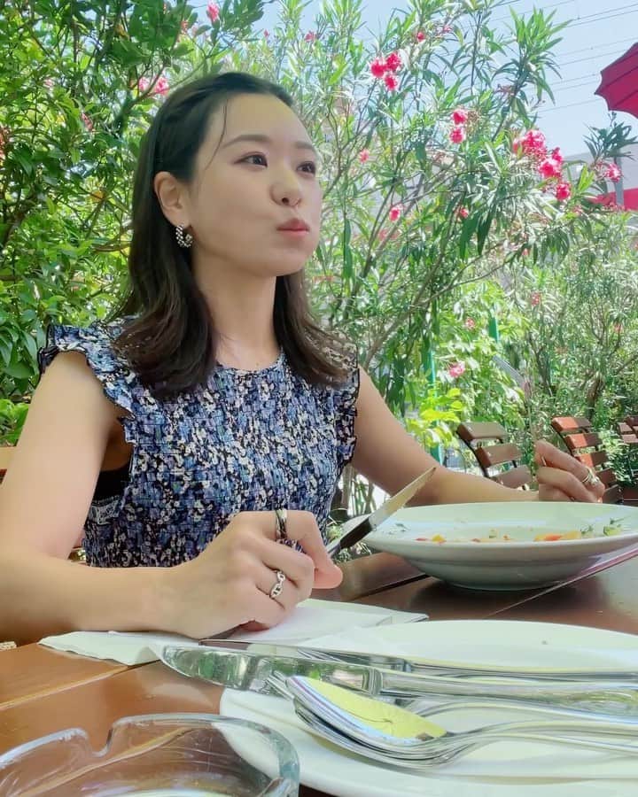 吉田知那美のインスタグラム：「・ 基本的に朝ごはんを一緒に食べたら 夫は部屋へ戻りお仕事、私はトレーニングに行き、 夫婦で合流するのは午後からという 研修旅行のような時間割りだった新婚旅行。  私は午前中にトレーニングをしているので ランチだけは基本的にフィットテラー（フィットネスの一皿） というグリーンサラダにチキンがのったプレートを オーダーするようにしていたのですが、 salad with grilled chicken（サラダと焼いたチキン） と説明書きがあるメニューを頼むとなぜか高確率で、 カラッと油で揚がった美味しそうなディープフライドチキンがのった魅惑のサラダが運ばれてきました。  思ってたのと違うといいながら、 うれしそうに食べている一部始終。 クランベリージャムまでつけちゃって。  でもせっかく揚げ物を食べるのならば、 最大限に美味しく食べたいですからね。 トレーニング後の空腹に揚げ物、至福でした…  #もぐもぐタイム」