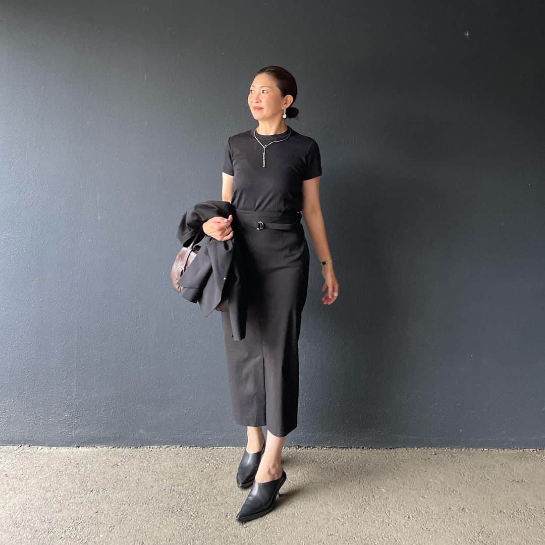 ayakonbubuさんのインスタグラム写真 - (ayakonbubuInstagram)「先日の#三者面談　のコーデ。 ジャケットの下に着る　そんなかっちりしてないけど　カジュアルすぎないのがない🥹  黒Tになった🫠  スカートはプラステでセールになってるよ。ストレッチ効いてて履きやすいよ👌前スリット👌  #ほいけんた　の　#クルックー が　何日も経つのに頭から離れない🤣  ジャケット スカート　@plst_official  靴　@jilsander  バッグ　@loewe  ネックレス　ピアス　@ader_official   #きちんとしていたい時の毎日服  #PLST #プラステ   #ママコーデ #春コーデ#ootd#fashio#骨格ストレート #骨格ストレートコーデ #ママファッション  #モノトーンコーデ #モノトーン #ホワイトコーデ#ブラックコーデ#スーツ#セレモニー#セレモニースーツ #入学式#卒業式#入学式コーデ #入学式ママコーデ #卒園式#入園式#ママコーデ」7月25日 13時18分 - ayakonbubu