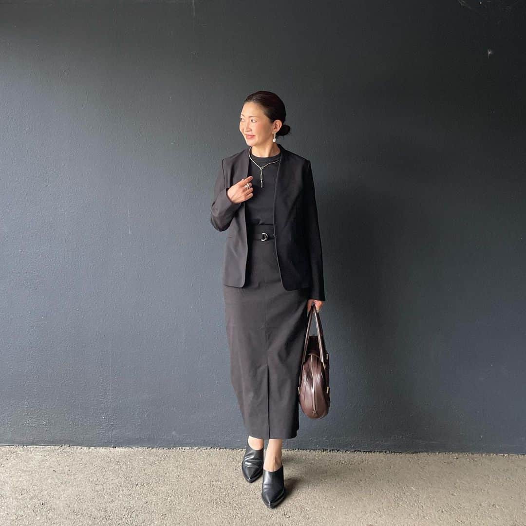 ayakonbubuさんのインスタグラム写真 - (ayakonbubuInstagram)「先日の#三者面談　のコーデ。 ジャケットの下に着る　そんなかっちりしてないけど　カジュアルすぎないのがない🥹  黒Tになった🫠  スカートはプラステでセールになってるよ。ストレッチ効いてて履きやすいよ👌前スリット👌  #ほいけんた　の　#クルックー が　何日も経つのに頭から離れない🤣  ジャケット スカート　@plst_official  靴　@jilsander  バッグ　@loewe  ネックレス　ピアス　@ader_official   #きちんとしていたい時の毎日服  #PLST #プラステ   #ママコーデ #春コーデ#ootd#fashio#骨格ストレート #骨格ストレートコーデ #ママファッション  #モノトーンコーデ #モノトーン #ホワイトコーデ#ブラックコーデ#スーツ#セレモニー#セレモニースーツ #入学式#卒業式#入学式コーデ #入学式ママコーデ #卒園式#入園式#ママコーデ」7月25日 13時18分 - ayakonbubu