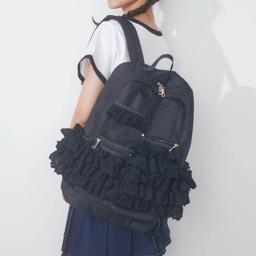 merry jennyのインスタグラム：「【pre order 10%OFF＆point up×10】 ㅤㅤㅤㅤㅤㅤㅤㅤㅤㅤㅤㅤㅤ 7/21(fri) 12:00 〜 7/25(tue) 23:59 official web store RUNWAY channel にて pre order 10%OFFを開催中‼︎ さらに！ pre order は point up×10・送料無料！  topのURLから⇨  @merryjenny_instagram  ぜひcheckして下さいね！  ○ Scallop lace バックパック col : o.white / black ¥12,980 (tax in)  ○ プラットフォームワンストラップスニーカー col : o.white / blue / black ¥13,750 (tax in)     　 #merryjenny #メリージェニー  #2023aw #dreamwell #autumn」