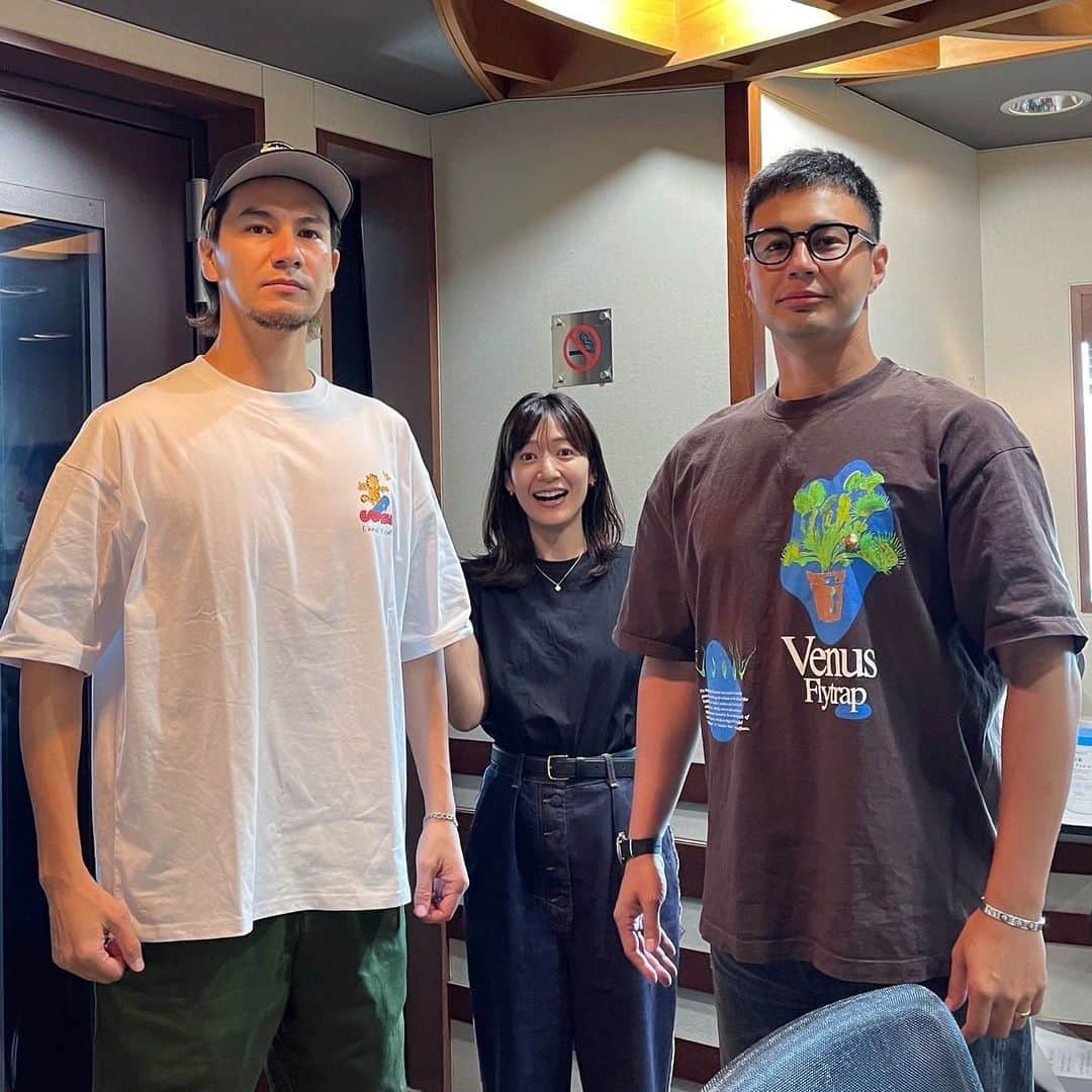 JOYのインスタグラム：「ジョイでーす！ユージでーす！ ジョージです宜しくお願いしますぅぅ🤲  ってな感じで昨日はユージのラジオにお邪魔してきました！ 明世ちゃんの用心棒みたいになってますね、ハィ。  #実は僕ら２人は人形でね #明世ちゃんが後ろから僕らの脊椎に両手をぶっ込んでパペットマペットみたいな事してハーフタレントホラーショー開催中 #営業のオファーお待ちしてます」