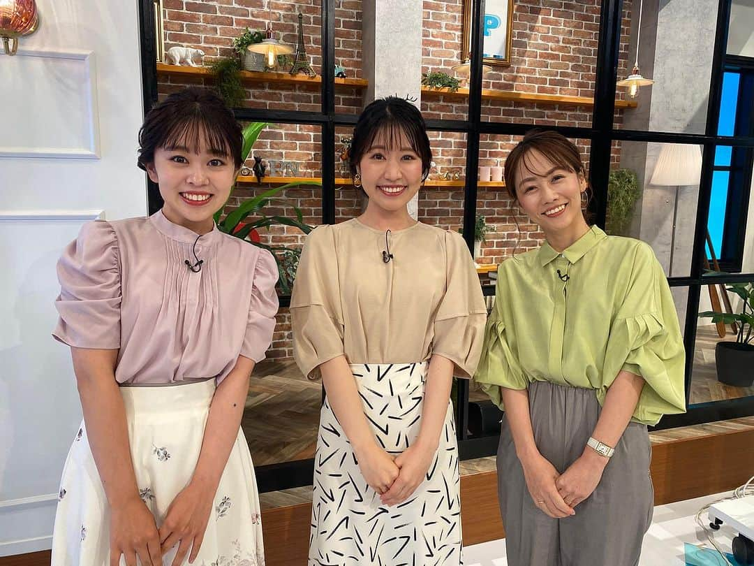 広島ホームテレビ「HOME NEXT neo」さんのインスタグラム写真 - (広島ホームテレビ「HOME NEXT neo」Instagram)「野村です☺︎  昨日のピタニューの衣装。 山﨑さんと坪山さんと信号コーデでした🚥✨  少し淡めの信号ですが…！笑  優しくて可愛くて、一緒に話すといつも楽しませてくれる先輩です🤭  #衣装 #🚥 #信号 #信号カラー #山﨑菜緒 アナウンサー #坪山奏子 アナウンサー#野村舞」7月25日 13時21分 - home.announcers