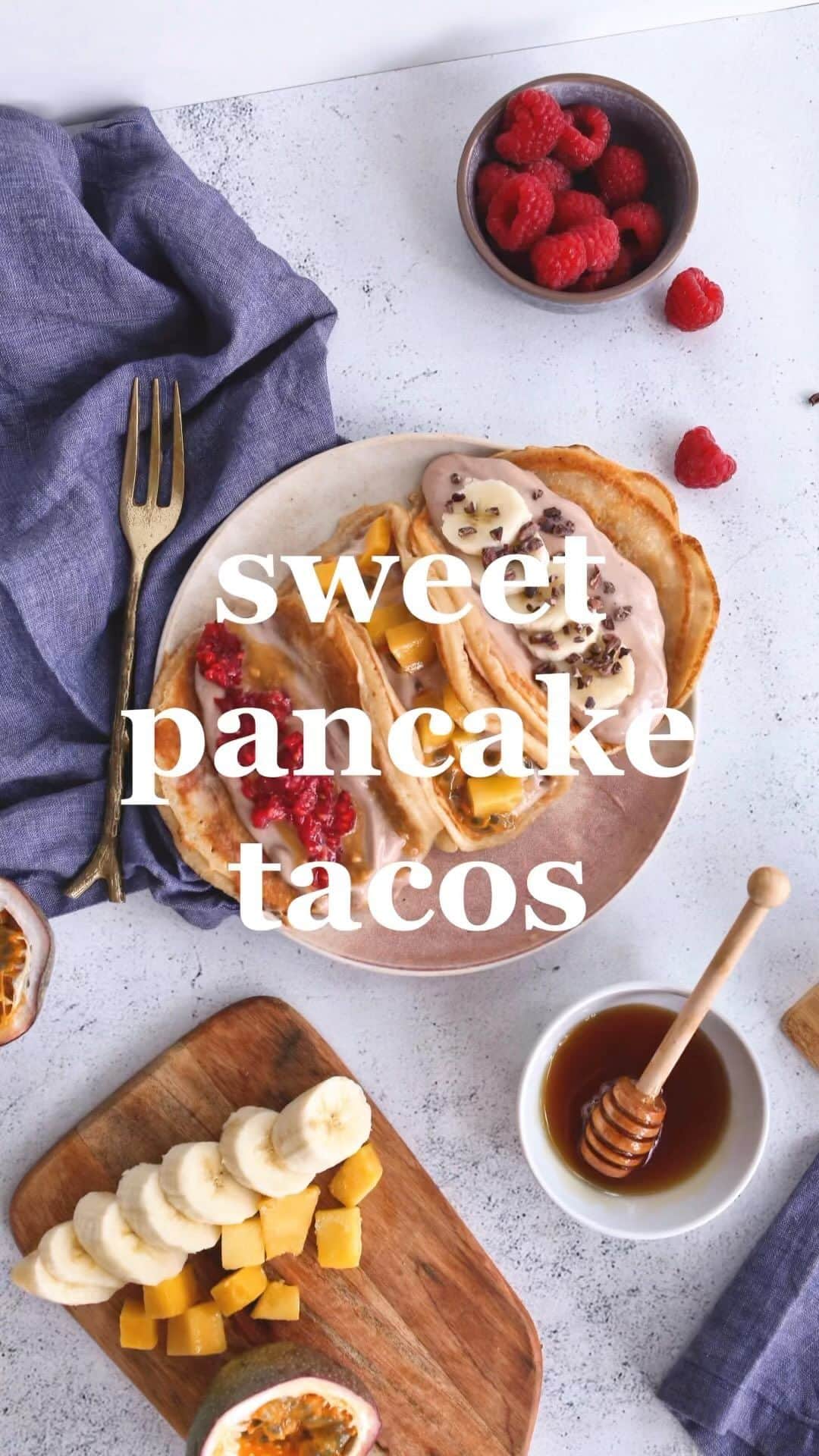 Amanda Biskのインスタグラム：「BREAKFAST PANCAKE TACOS 🥞 well if this doesn’t get you excited to get out of bed, I don’t know what will!! 🤤  Full recipe is now live on the #freshbodyfitmind app 🙌🏼 plus you’ll find 100+ plant based recipes for FREE!! All designed by our superstar @annielonglife 💚🌱  www.freshbodyfitmind.com/recipes」