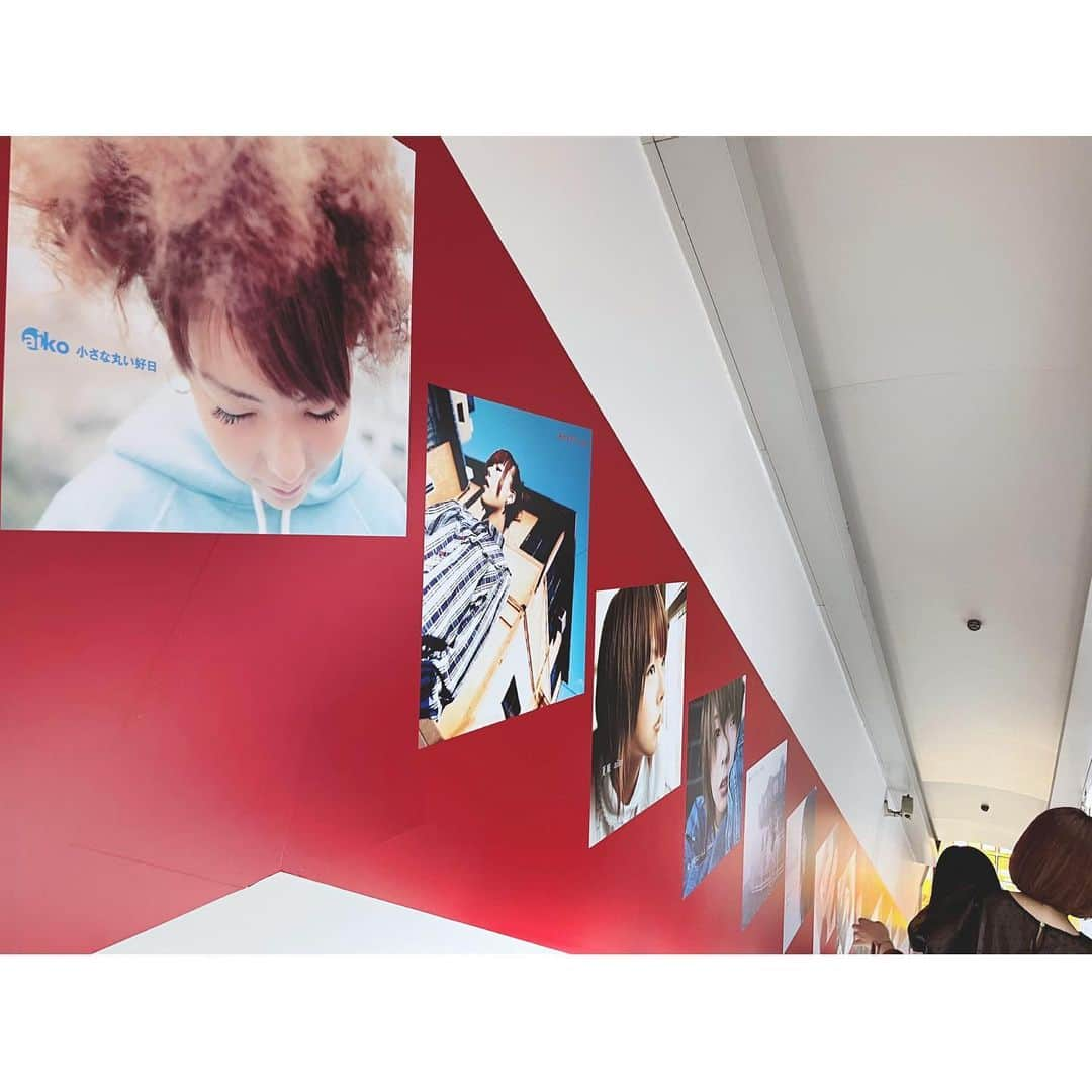 二見夕貴さんのインスタグラム写真 - (二見夕貴Instagram)「. 1週間経っちゃったけど aiko 初のPop up store初日に 行ってきました🫶🏻  祝日だったけど予想してたほどの混雑はなく、 幸せオーラに包まれたジャンキーさんたちが ゆったり堪能する平和な空間でした🥰 お気に入りスポットはエスカレーター！💓 すきすぎてリールに残した🫶🏻笑  友達との予定の前に寄り道してもらったから ささっとだったけど 初期のレアパンフとツアーT見れてわーい！ LLR1とかやばすぎ👼🏻🙏🏻🙏🏻🙏🏻  今日から延長期間スタートだって💫  もっかい行けないかなんんん👼🏻笑  #aiko #towerrecordsshibuya #渋谷 #タワレコ渋谷 #ポップアップストア #aikoジャンキー」7月25日 13時29分 - yyyuki___