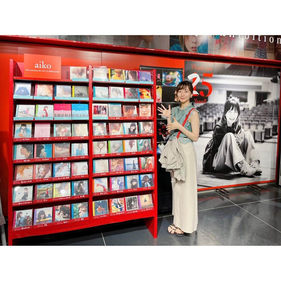 二見夕貴のインスタグラム：「. 1週間経っちゃったけど aiko 初のPop up store初日に 行ってきました🫶🏻  祝日だったけど予想してたほどの混雑はなく、 幸せオーラに包まれたジャンキーさんたちが ゆったり堪能する平和な空間でした🥰 お気に入りスポットはエスカレーター！💓 すきすぎてリールに残した🫶🏻笑  友達との予定の前に寄り道してもらったから ささっとだったけど 初期のレアパンフとツアーT見れてわーい！ LLR1とかやばすぎ👼🏻🙏🏻🙏🏻🙏🏻  今日から延長期間スタートだって💫  もっかい行けないかなんんん👼🏻笑  #aiko #towerrecordsshibuya #渋谷 #タワレコ渋谷 #ポップアップストア #aikoジャンキー」